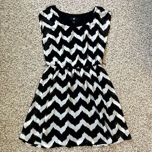 IZ Byer Womens Sleeveless Chevron Dress Size 8 Black White Zig Zag Zebra Blouson